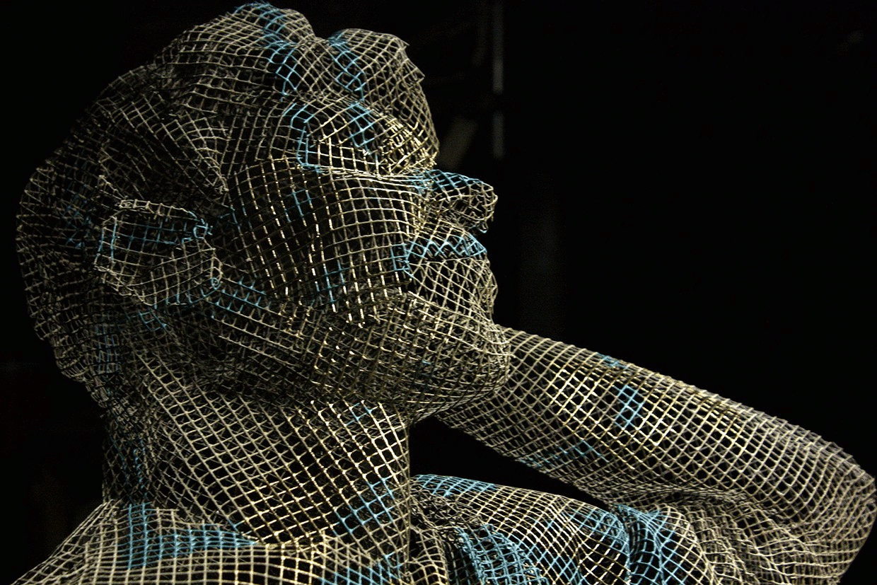 09-About-a-thought-Edoardo-Tresoldi-Chicken-Wire-Sculptures-of-People-Frozen-in-Time-www-designstack-co