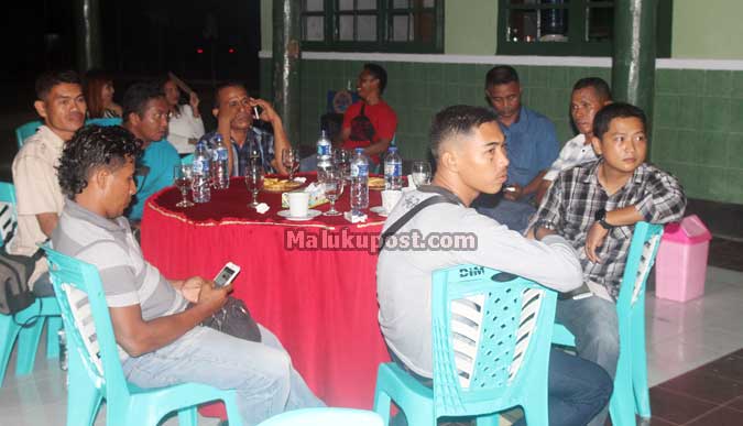Kodim 1503 Tual Gelar Tatap Muka Dengan Pers Langgur, Malukupost.com - Dalam rangka mempererat hubungan sinergitas di lapangan terkait dengan kegiatan ketahanan negara dan kemanunggalan TNI di tengah-tengah masyarakat, Komandi Distrik Militer (Kodim) 1503 Tual menggelar tatap muka dengan seluruh wartawan di Kabupaten Maluku Tenggara dan Kota Tual. Komandan Kodim (Dandim)1503 Tual, Letnan Kolonel Airhanud Hilarius Karnedy dalam pertemuan yang digelar di Markas Kodim 1503, Minggu (6/11), mengatakan, tujuan utama dari pembinaan teritorial adalah untuk meningkatkan kesejahteraan masyarakat, karena awal dari suatu ketahanan negara yang kuat yaitu apabila masyarakatnya sudah sejahtera. “Ketika masyarakat masih merasakan lapar, hidupnya masih susah, maka angka kriminalitas tinggi, hal ini adalah suatu kerawanan untuk ketahanan negara,” ujarnya. Menurut Karnedy, kegiatan-kegiatan TNI-AD khususnya Kodim 1503 terkait dengan usaha meningkatkan kesejahteraan masyarakat maka pihaknya akan melibatkan wartawan untuk meliput agar masyarakat dapat mengetahui apa yang dilakukan Kodim 1503. Karnedy katakan, pihaknya berkeinginan agar wilayah Maluku Tenggara maupun Kota Tual ini kedepannya bisa menjadi penghasil buah-buahan dan sayuran serta bahan pangan lainnya, karena salah satu tugas Dandim adalah mewujudkan peningkatan pangan rakyat dalam rangka mencapai ketahanan pangan nasional. “Kami telah mengerjakan beberapa kegiatan yang disebut proyek percontohan yang sementara berjalan yakni penanaman semangka, dan kami juga akan melakukan penanaman tanaman pangan seperti padi, jagung dan kedelai,” ungkapnya. Karnedy menambahkan, pihaknya telah melakukan peninjauan di Ohoi Rumadian, tujuannya untuk meningkatkan debit mata air disana, dimana selain nantinya dipakai oleh Pemerintah Kabupaten Maluku Tenggara sebagai sumber air untuk PDAM kedepanya juga kita bisa gunakan untuk saluran irigasi. “Selain kegiatan tersebut, masih banyak kegiatan-kegiatan kemasyarakatan lainnya yang dilaksanakan oleh Kodim 1503 Tual yang dapat diikuti oleh rekan-rekan wartawan,” imbuhnya. Dirinya berharap, agar kebersamaan dengan rekan-rekan wartawan harus terus berlanjut dan tetap ada karena wartawan adalah mitra TNI terutama mitra Kodim 1503. “Rekan-rekan wartawan adalah mitra kami, semua prajurit Kodim 1503 harus ingat itu,” tegasnya. (MP-15)