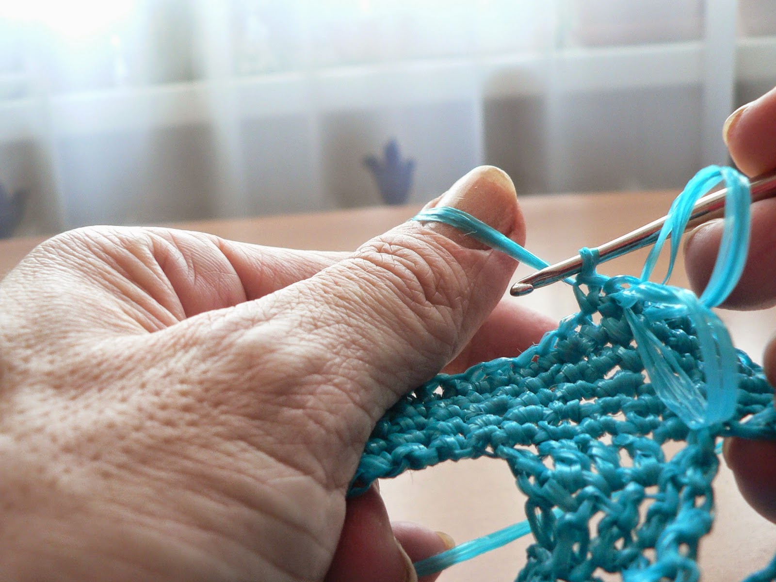 Вязание мочалки крючком с вытянутыми петлями. Вязка крючком мочалки с вытянутыми петлями. Мочалки вяжет крючком видео. Мочалка крючком спиралька. Вязание крючком мочалки для начинающих.