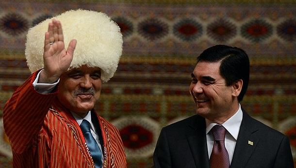 Президент Турции в туркменской национальной одежде