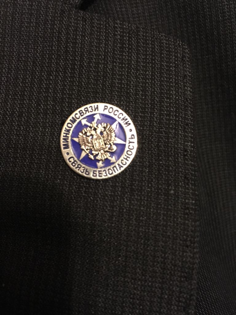 Значки на пиджак флаг. Значок на лацкан Henderson. Значок на лацкан пиджака. Значки на лацкан на пиджа. Значок на пиджак мужской.