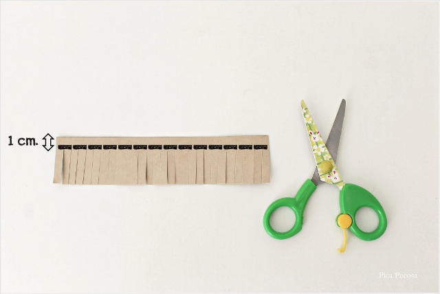 como-hacer-bruja-halloween-vaso-carton-reciclado-diy-hacer-escoba