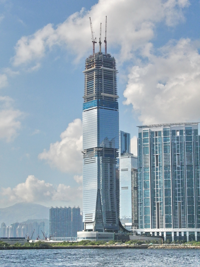 Сколько этажей 24. Жемчужина в Китае небоскреб. Небоскреб Жемчужина в Гонконге. 10 Самых высоких зданий в мире. Жемчужина небоскреб высота.
