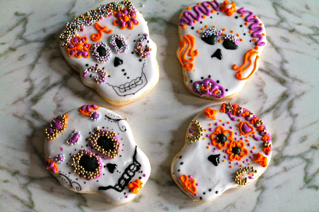 Decorated cookies, cookie decorating videos, trick or treat cookies, cookie decorating tutorials, Day of the dead cookies, galletas del dia de metros, Halloween cookies, trick or treat cookies, latiné cookies, Hispanic heritage month cookies, Latiné traditions,