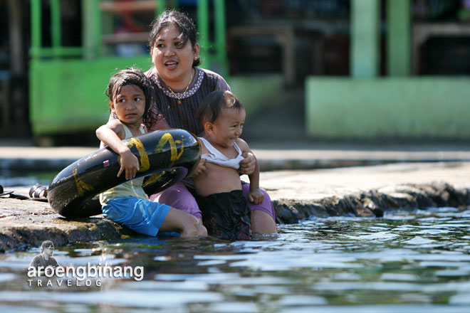 ibu anak pemandian cikoromoy pandeglang banten