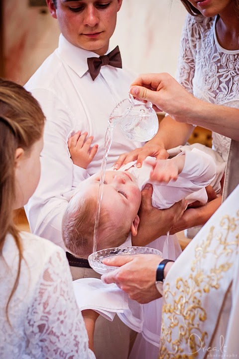 Krikštynų ceremonija. Vandens pylimas