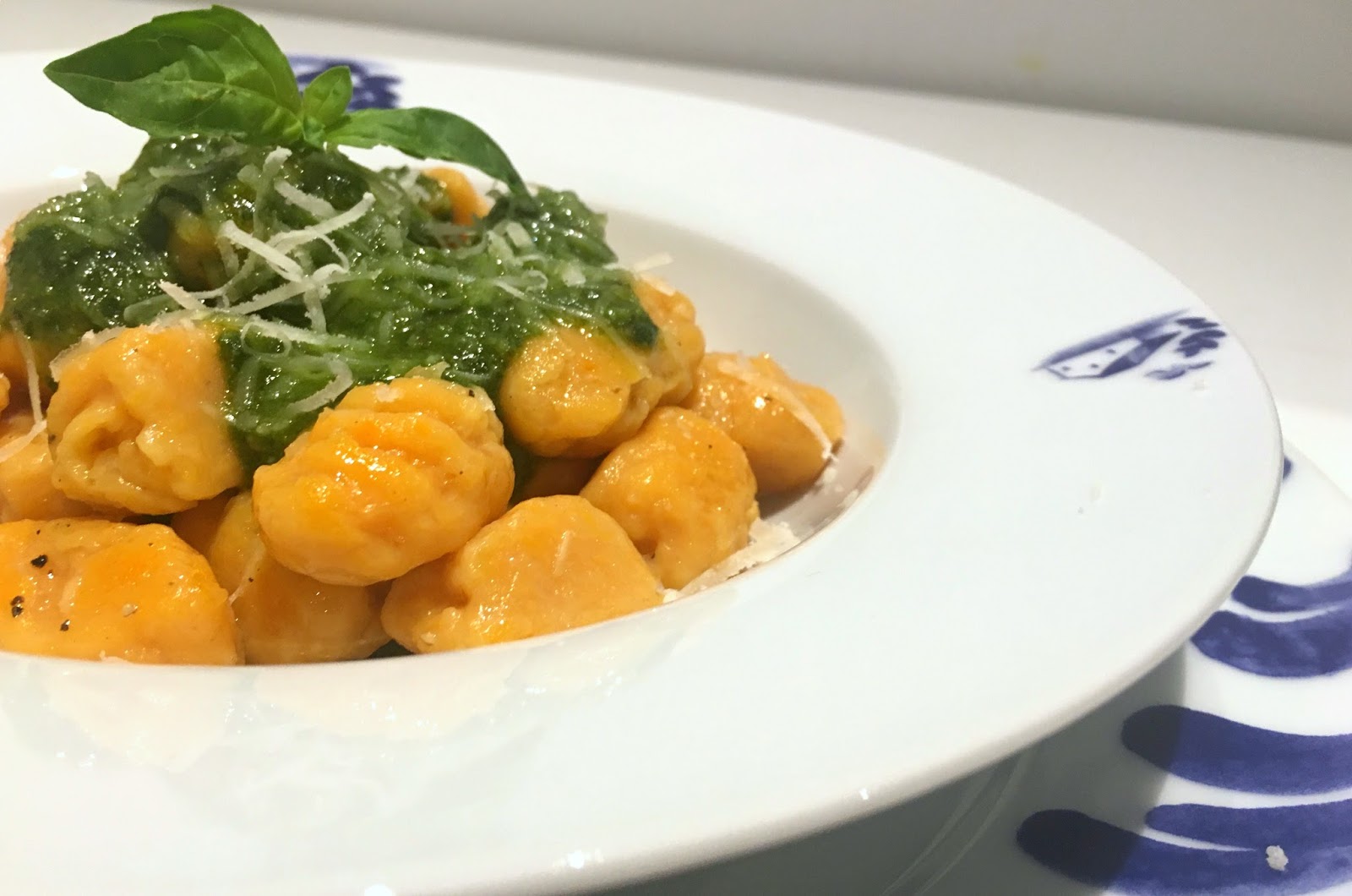INSTACOOK Gnocchi di patate dolci con pesto di rucola. Buono, bello e