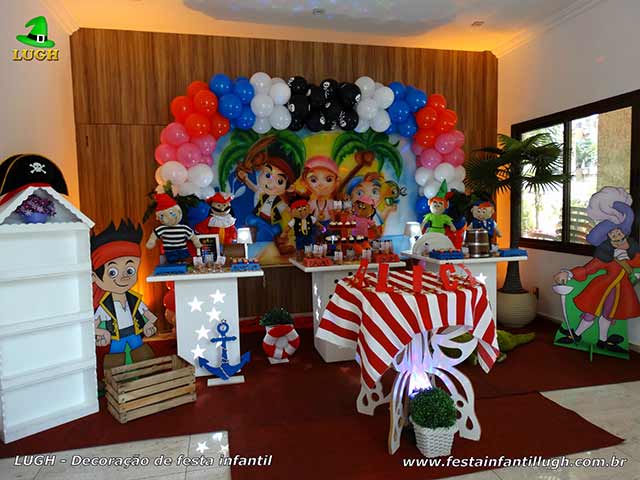 Decoração de aniversário infantil Jake e os Piratas em mesa provençal simples
