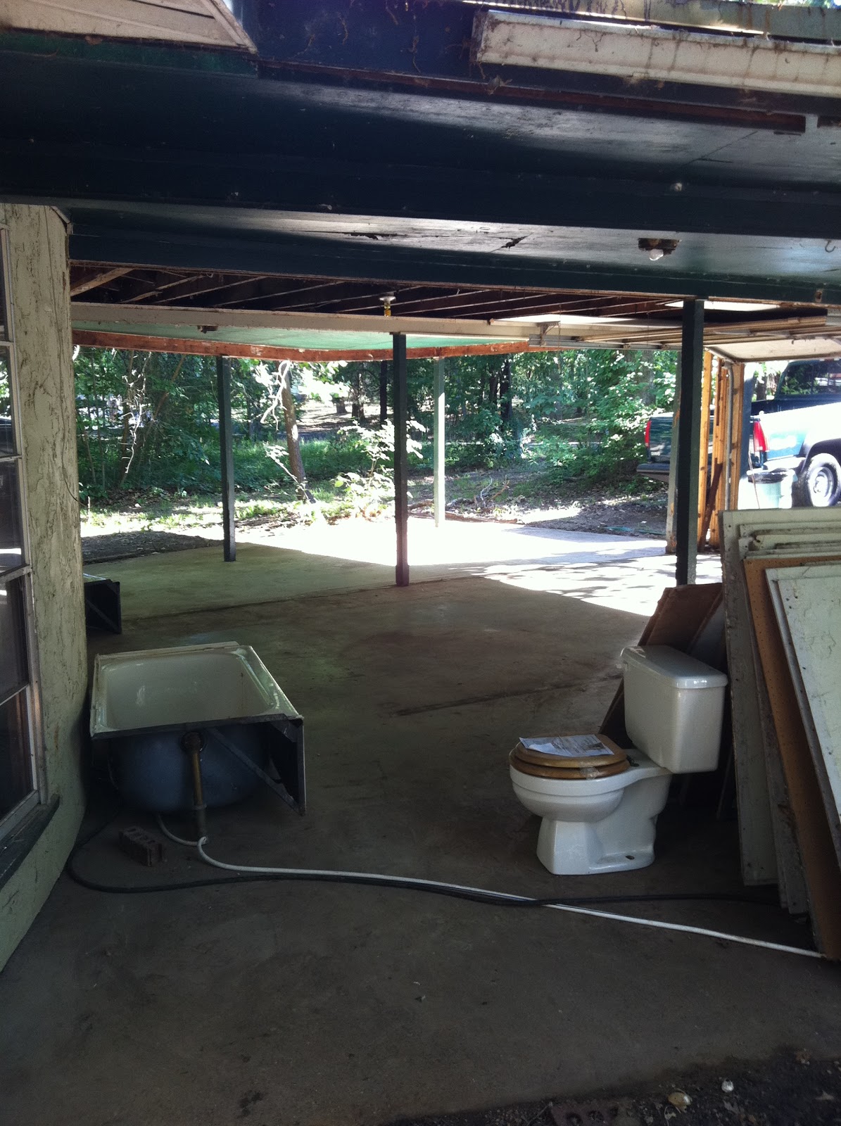 My Texas Round House: Carport repairs continued....