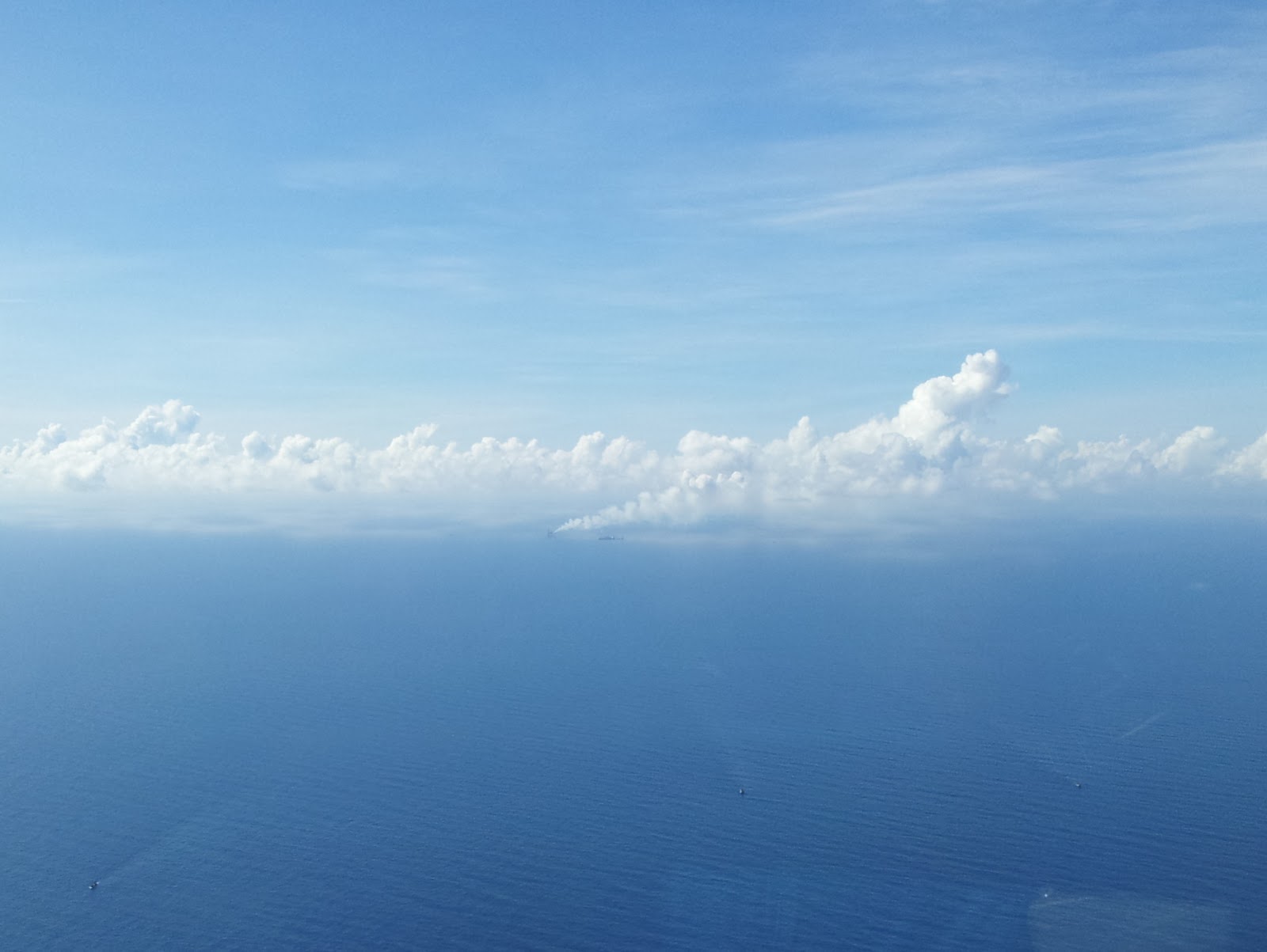 пустых небес прозрачное. пустых небес прозрачное. небо с облаками. голубое небо фото. пустых небес прозрачное.