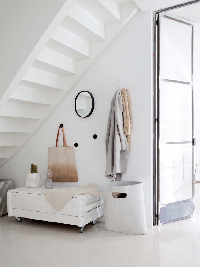recibidor, entrada, como decorar, muuto, cemento, lampara cemento, estilo nordico, decoracion nordica, escandinava, maleta gris, baul, bolsa, interiorismo, barcelona, alquimia deco