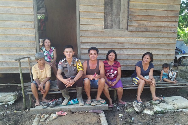 Kapospol Sambangi Warga di RT Batu Bedan Desa Tapang Semadak Kapospol Sambangi Warga di RT Batu Bedan Desa Tapang Semadak