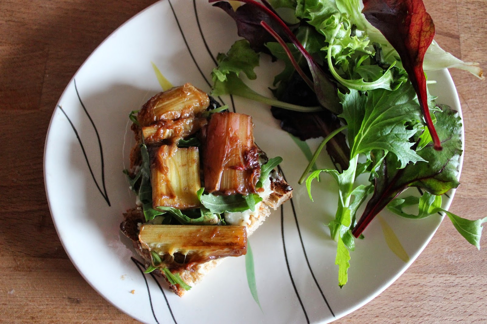 Tartine chèvre frais et rhubarbe https://cuillereetsaladier.blogspot.com/2014/04/tartine-chevre-frais-et-rhubarbe.html