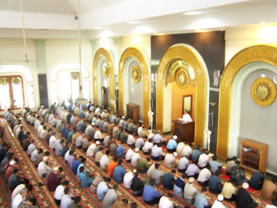 Para Imam mazhab yang empat sepakat bahwa melaksanakan  Rukun dan Syarat Khutbah Shalat Jum'at