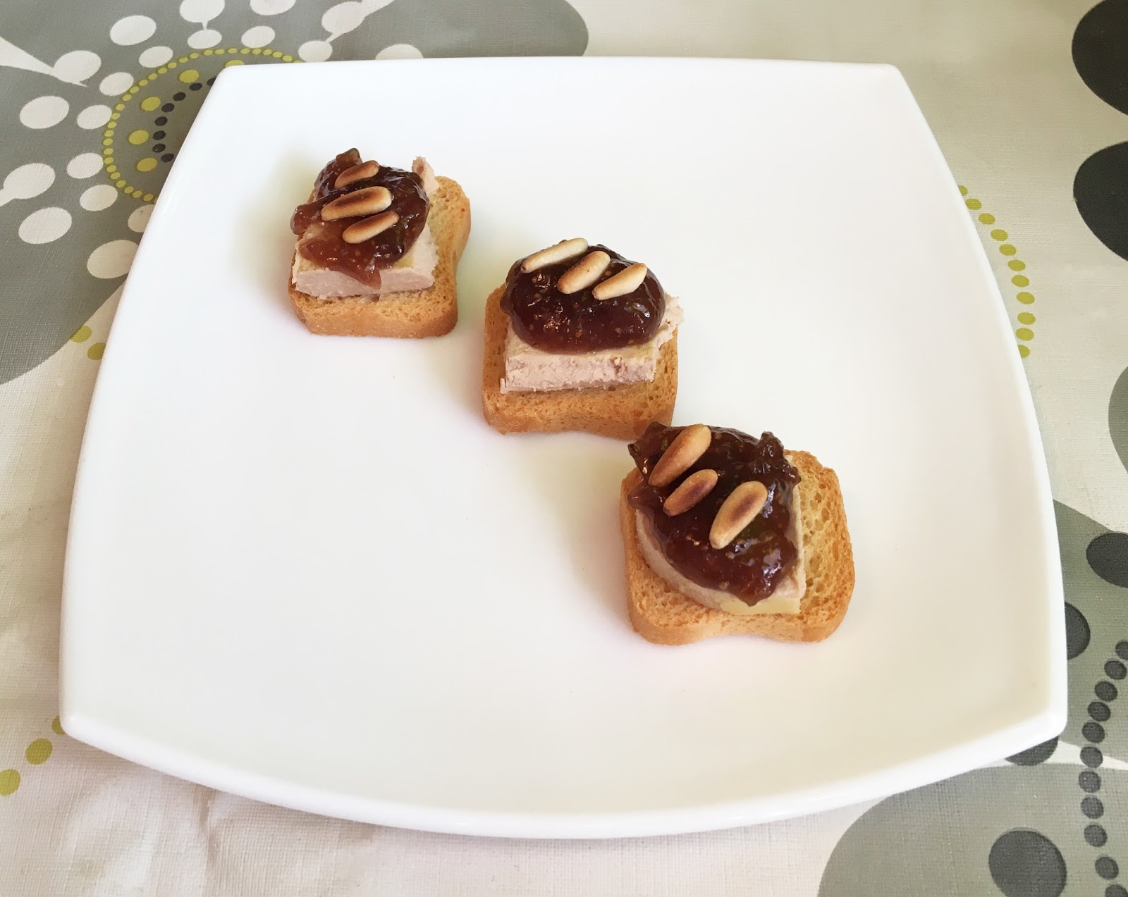 Recipes for first cooks Appetizer of foie gras with fig jam and pine nuts
