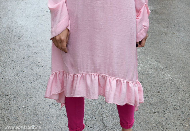 Rosa Kleid mit Rüschen von Zara, Zarakleid in Rosa mit Volants so trägst Du ein Kleid über einer Hose