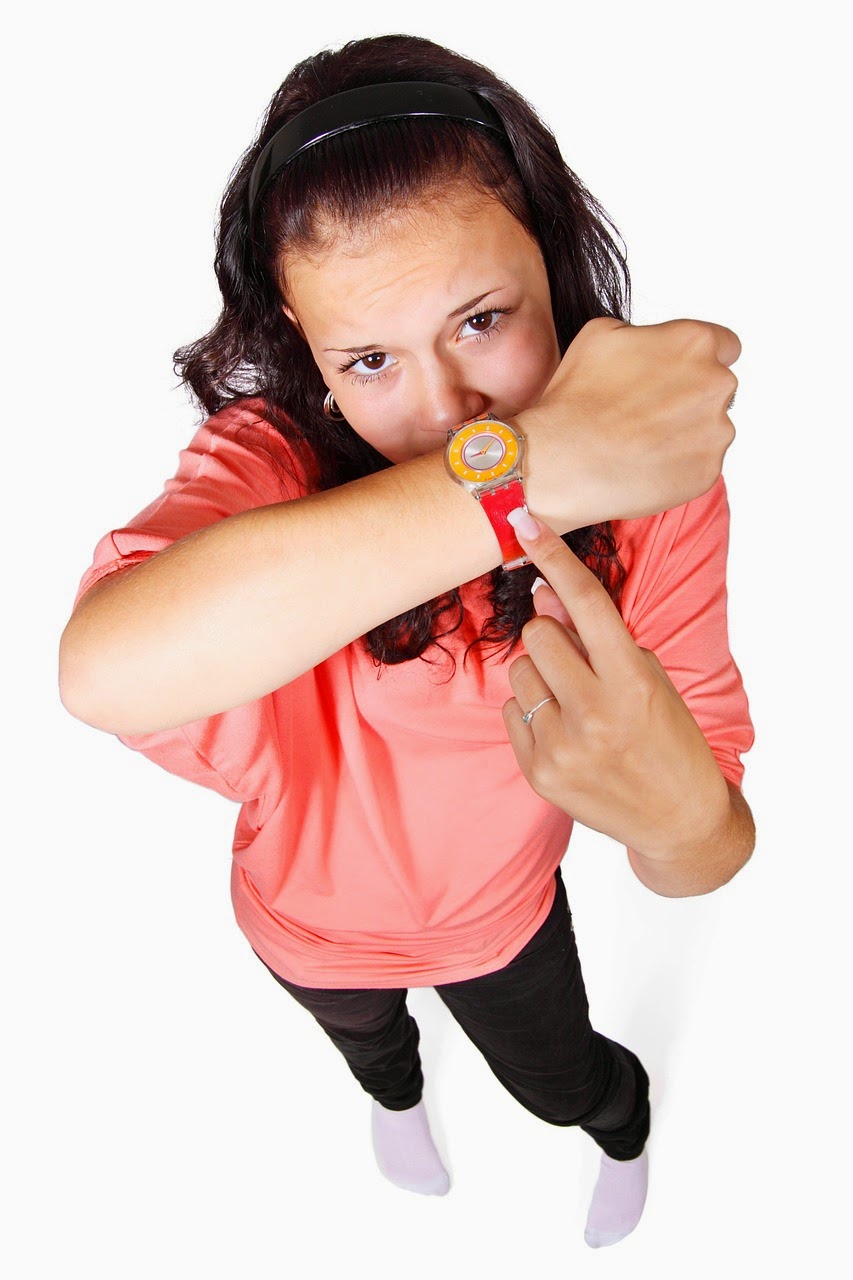 Frau zeigt auf eine Uhr
