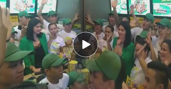 LOOK: Angel Locsin's Playful Side Was Seen During A Photo Op With Mang Inasal Crews! LOOK: Angel Locsin's Playful Side Was Seen During A Photo Op With Mang Inasal Crews!