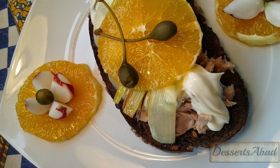 Bocadillo de atún con naranjas y alcaparras