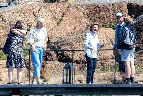 Queen Sonja, Crown Princess Mette-Marit and their children Princess Ingrid Alexandra, Prince Sverre Magnus and Maud Angelica