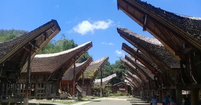 Di indramayu terkenal pula sebagai penghasil karya seni terapan batik tepatnya di daerah