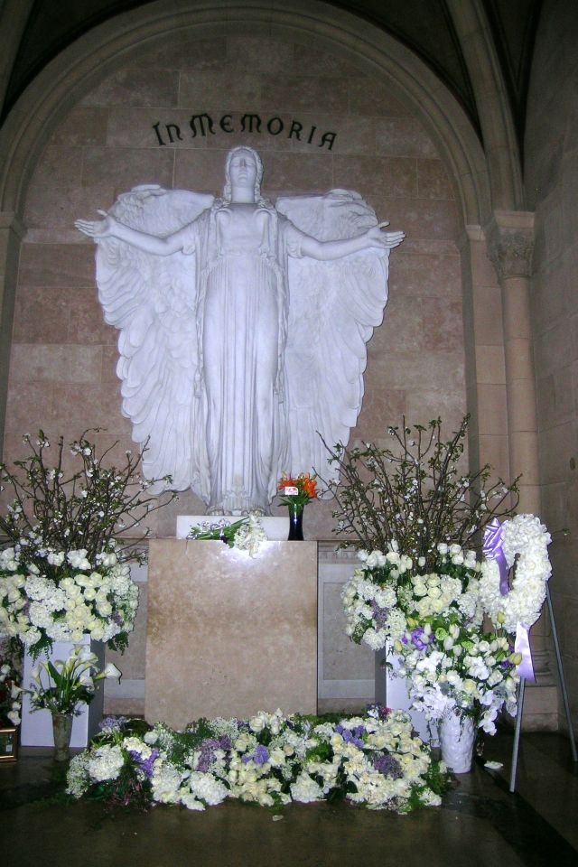 http://4.bp.blogspot.com/-9ds8FBYuWsM/TZk6wRVSkaI/AAAAAAAAAis/IeVuZey_9go/s1600/angel+statue+tomb+flowers+casket.JPG