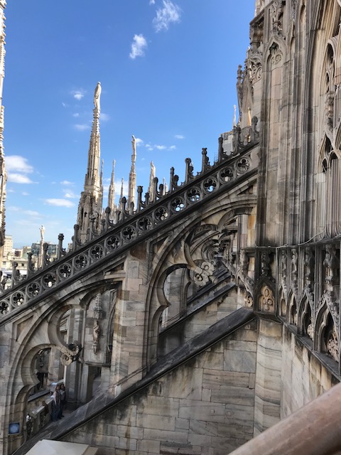 イタリア・ミラノのドゥオーモの途中の屋根からさらに階段を上がる イタリア・ミラノのドゥオーモの途中の屋根からさらに階段を上がる
