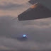 Un extraño objeto de color azul irrumpe en el vuelo de un avión