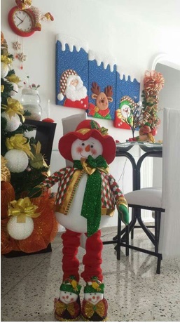 decoraciones navideñas en la sala y paredes