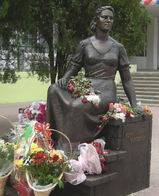 Памятник Нонне Мордюковой в городе Ейске