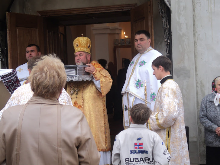 Преосвященіший владика Василій Семенюк благословляє мощами св.Йоана Хрестителя всіх вірних УГКЦ