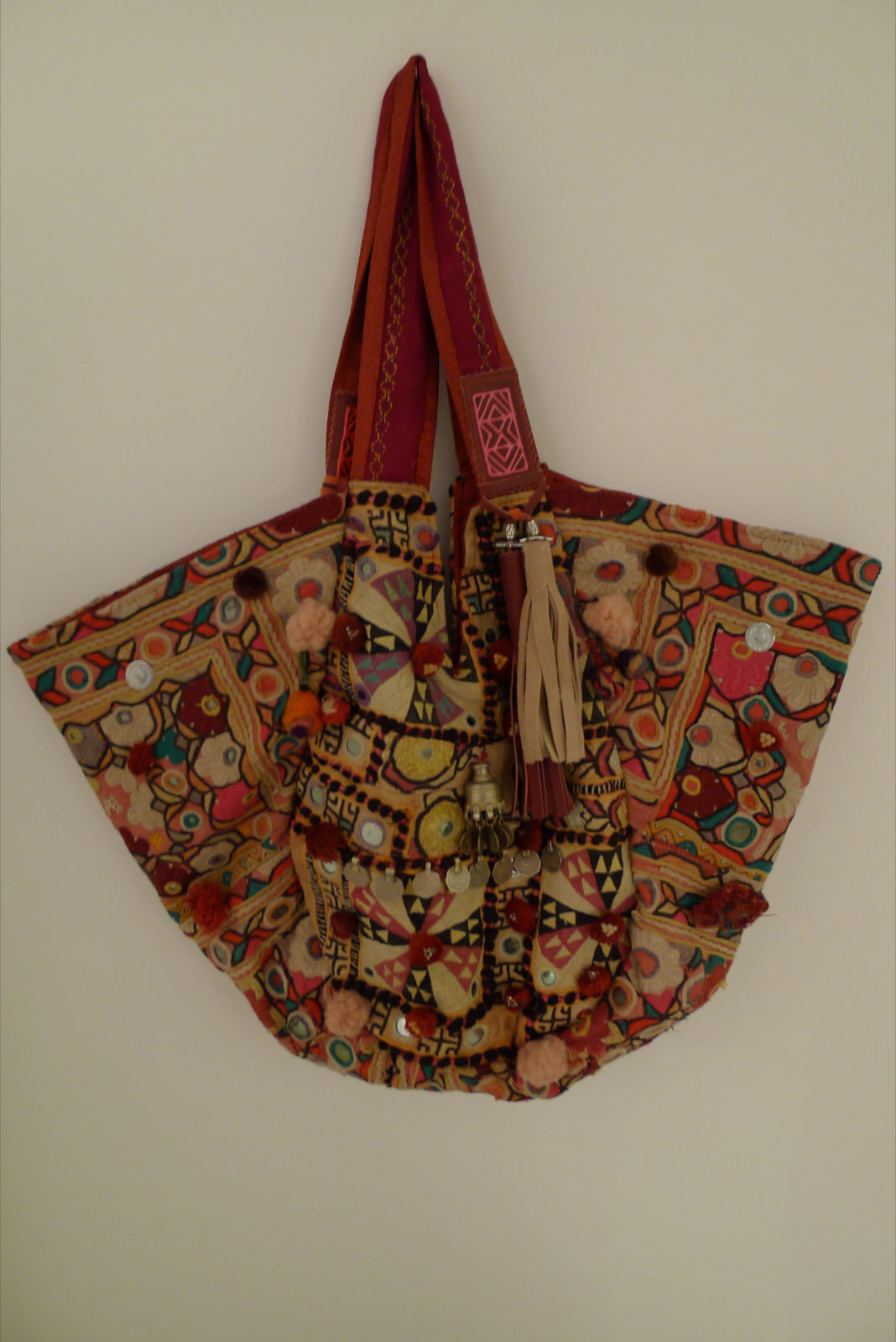 Old Textiles Bags Vintage Tribal Zipsy Ethnic Old Textiles Bags Vintage Tribal Zipsy Ethnic Decorative Designer Handbags Latest Fashion Travel Bag Emb