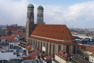 Frauenkirche desde la torre del Neues Rathaus. Frauenkirche desde la torre del Neues Rathaus.