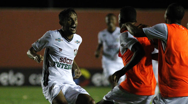 Scarpa festejou o feito com os seus companheiros de Fluminense (foto: Nelson Perez/Fluminense) Scarpa festejou o feito com os seus companheiros de Fluminense (foto: Nelson Perez/Fluminense)