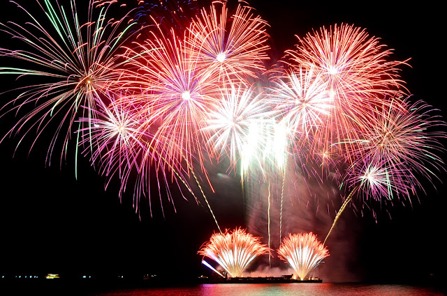 fireworks-from-boat-manila-bay