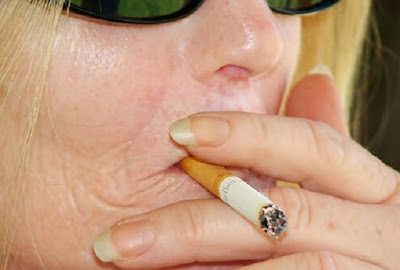Khói thuốc lá gây hại cho da