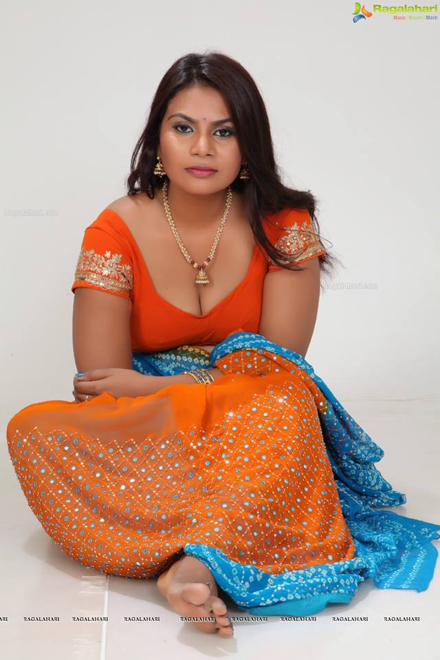 South actress saree expose and cleavage photos - HD Latest Tamil