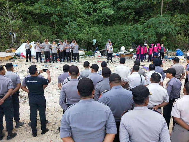 Polda Maluku dan Pemulung Sampah Peringati HPSN di Toisapu Polda Maluku dan Pemulung Sampah Peringati HPSN di Toisapu