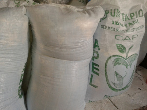 Cara membuat kerupuk kemplang khas palembang yang enak, gurih, dan renyah http://prosescaramembuat.blogspot.com/2015/06/membuat-kerupuk-kemplang-palembang.html