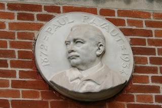 Este basalto de mármore de Paul Ravaut pode ser visto na parede externa de um edifício antigo do Hospital Saint-Louis, em Paris, apenas entrou no portão histórico do hospital, na extrema esquerda. Este basalto de mármore de Paul Ravaut pode ser visto na parede externa de um edifício antigo do Hospital Saint-Louis, em Paris, apenas entrou no portão histórico do hospital, na extrema esquerda.