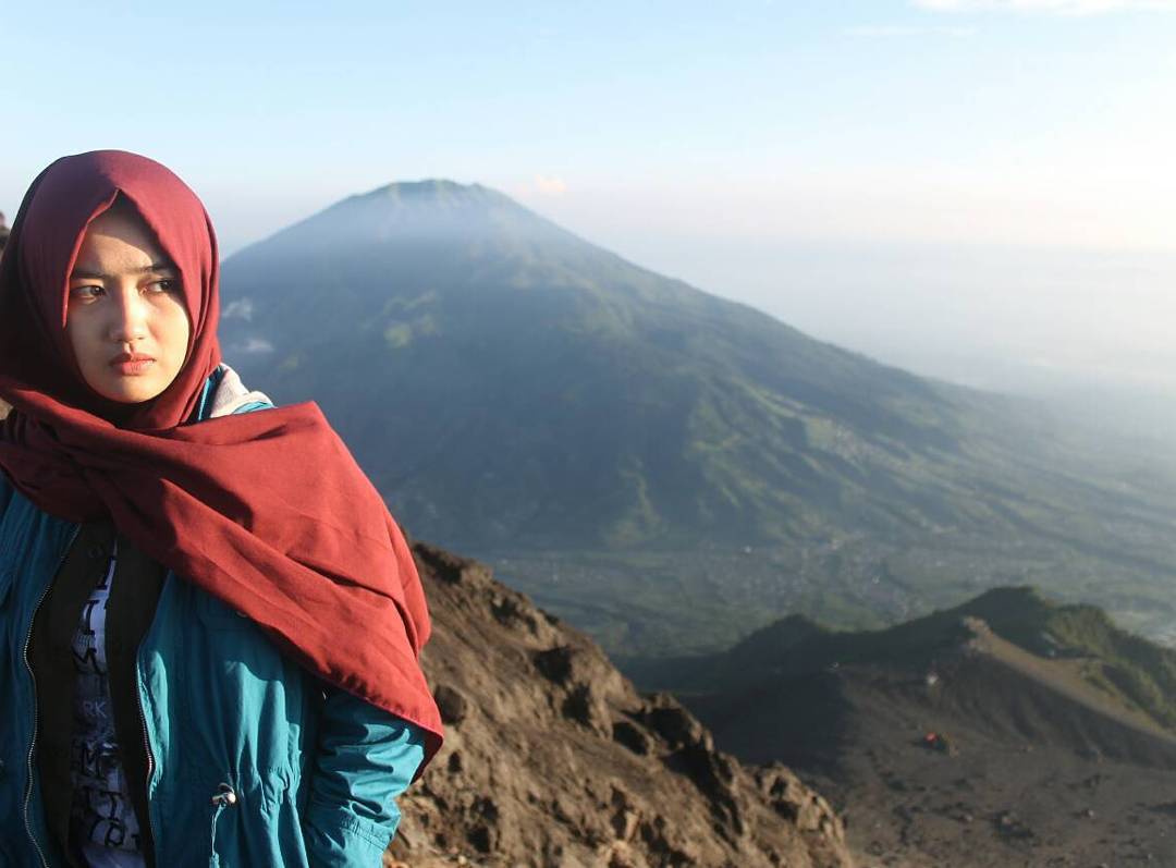 5 Pendaki Cantik Indonesia Berhijab Cantiknya Bikin Adem