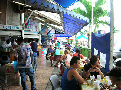 Panameños en una cevichería