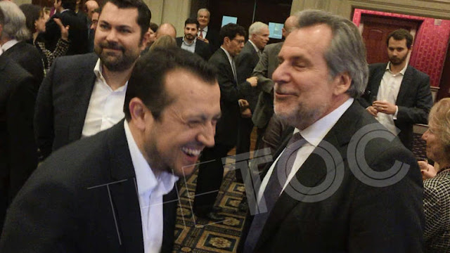 μικροσκοπικός Έφηβος/η παίρνει μεγάλο πουλί