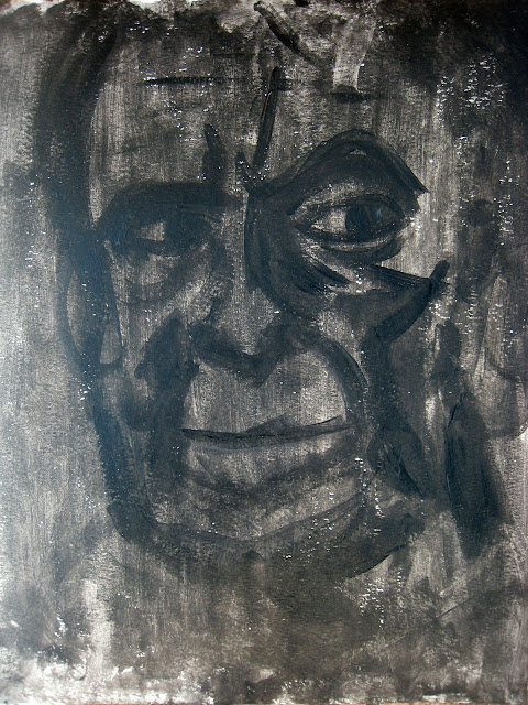 Pintura que muestra la cara de un hombre pintada en color negro sobre fondo negro, obra de EmeBeZeta