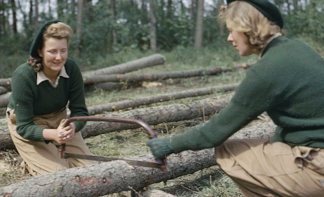 Land Army girls color photos of World War II worldwartwo.filminspector.com