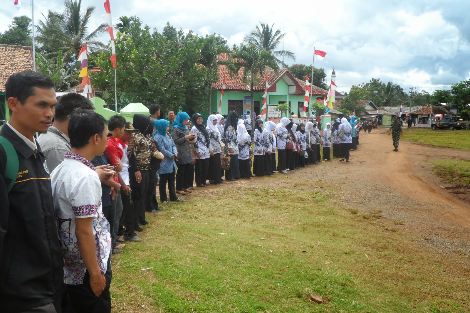 Warga Kecamatan Petir Kecewa SBY Tidak Jadi Transit Warga Kecamatan Petir Kecewa SBY Tidak Jadi Transit