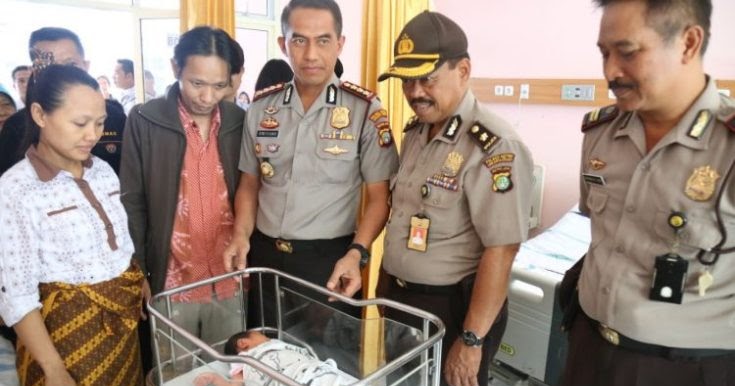 Dua Polisi Bantu Seorang Ibu Melahirkan Di Mobil Dinas