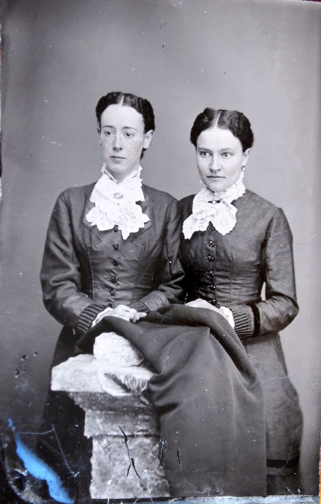 42 Incredible Photos That Show Sisters in Matching Dresses From the