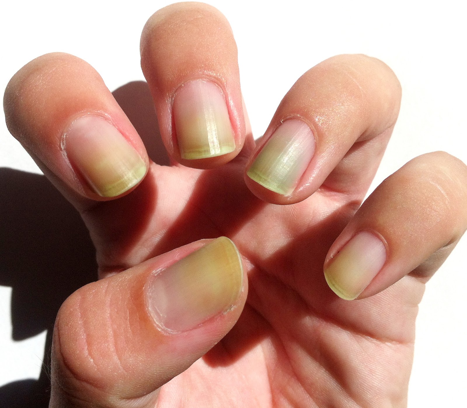 Sabrina's Make Up Diary MEINE NÄGEL SIND VERFÄRBT! Teil 1 (Was tun? BASECOAT verwenden!)