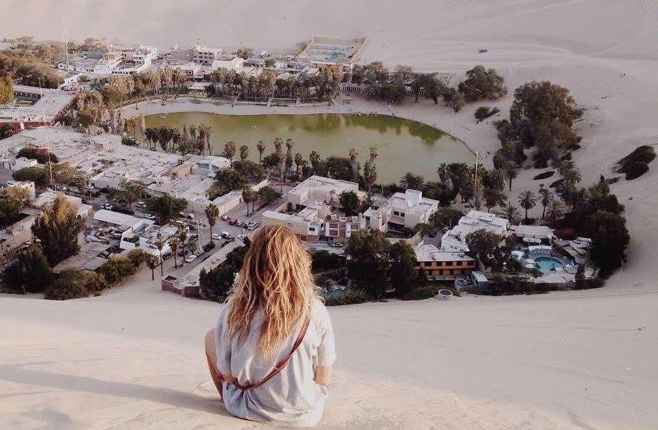 Foto Laguna Huacachina, il villaggio costruito attorno alla piccola oasi in Perù. Foto Laguna Huacachina, il villaggio costruito attorno alla piccola oasi in Perù.